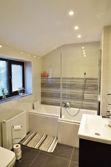 Mikes At Menai - Stylish & Spacious 3 Bed House In Menai Bridge. Exterior photo