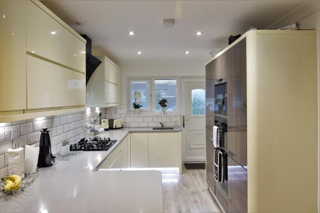 Mikes At Menai - Stylish & Spacious 3 Bed House In Menai Bridge. Exterior photo